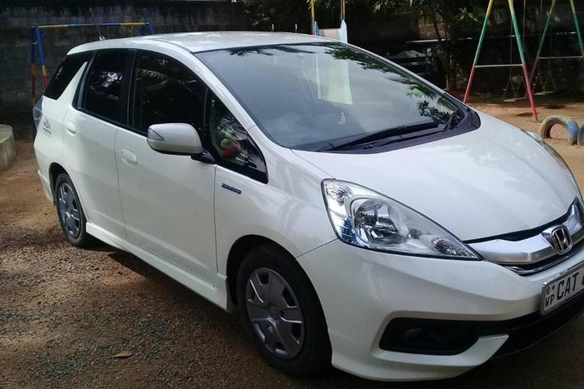 un'auto bianca parcheggiata in un parcheggio