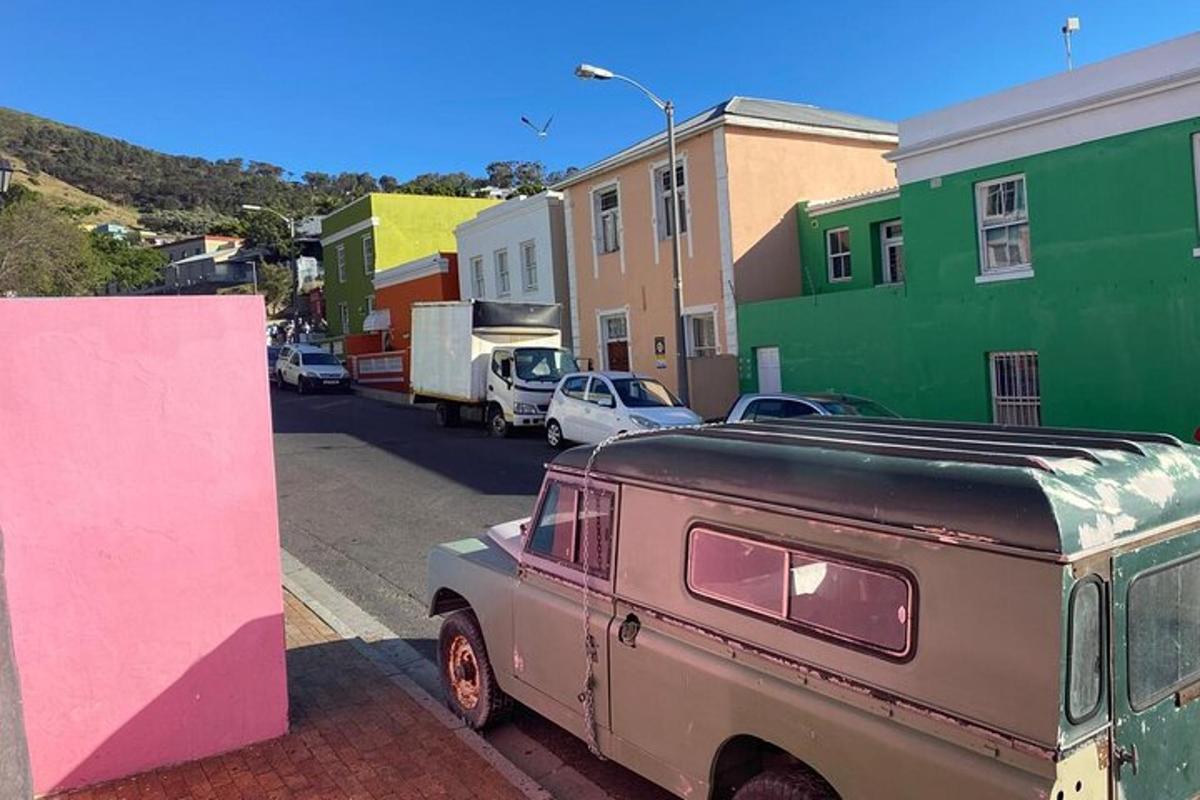 un vecchio furgone parcheggiato in una strada con edifici