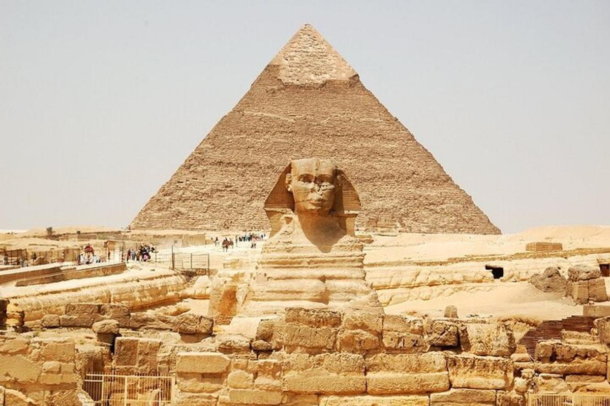 uma estátua em frente à pirâmide