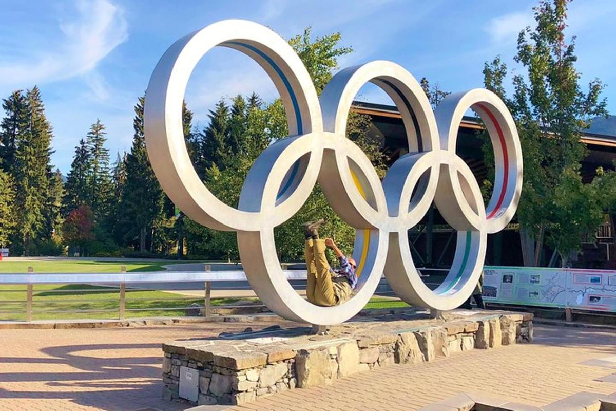 socha olympijských kruhů před budovou