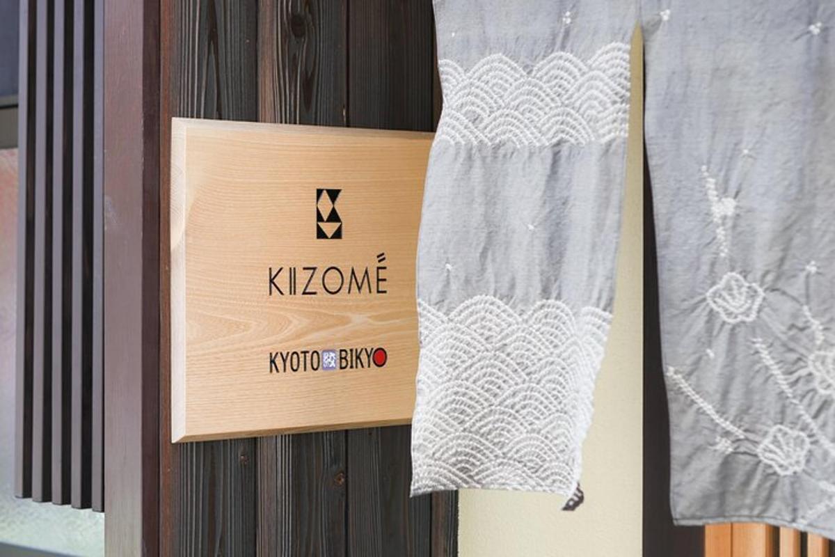 skilti fyrir kimono-búð á vegg