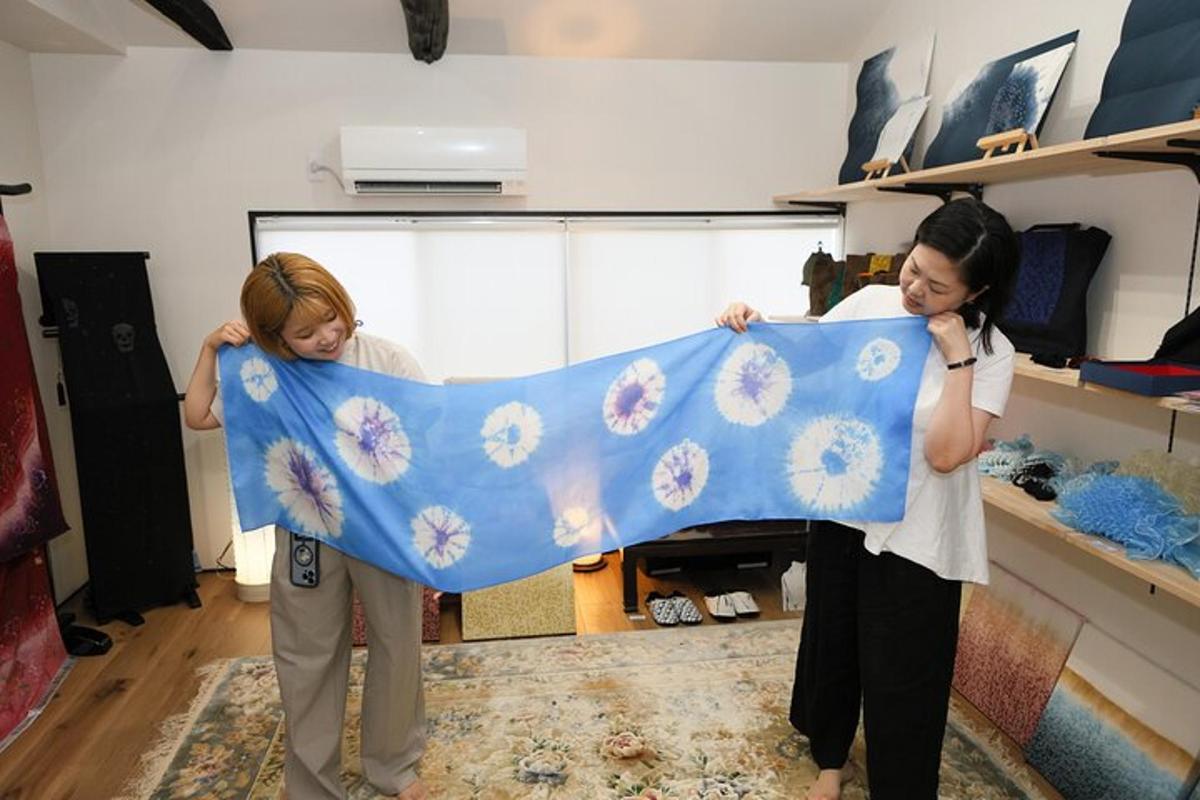 due donne tengono in mano un blu e un bianco