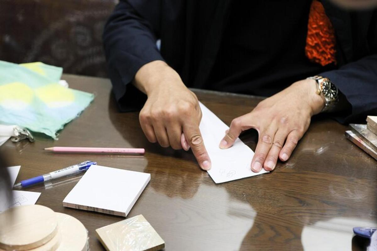 una persona che firma un pezzo di carta su un tavolo