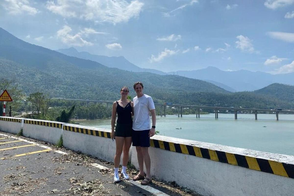 un uomo e una donna in piedi accanto a un ponte