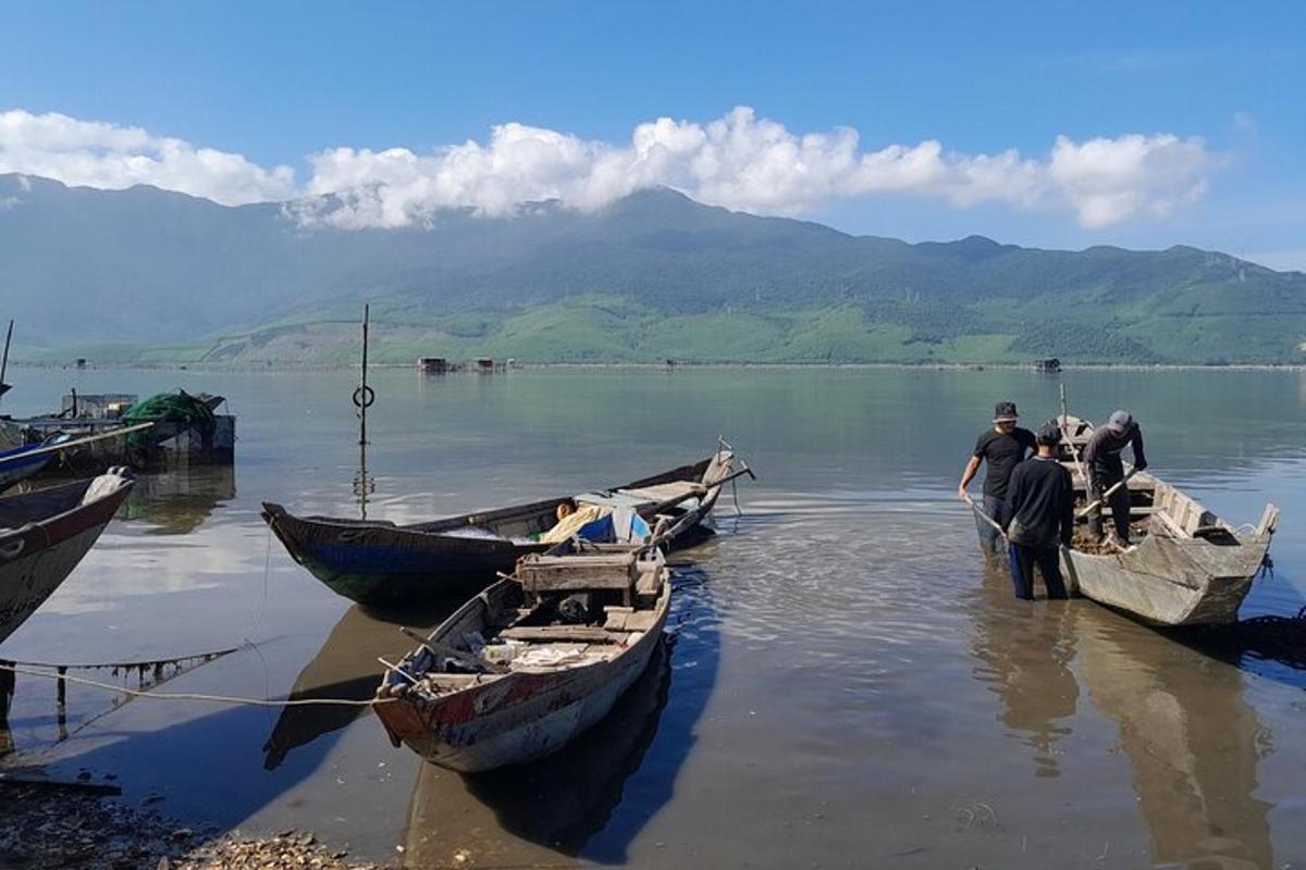 một nhóm người đứng trên thuyền trong nước