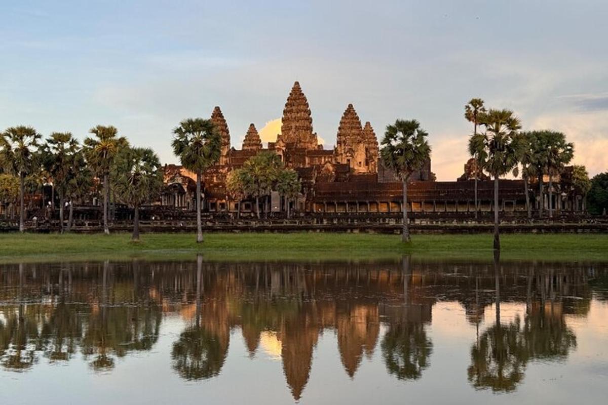 un tempio con il suo riflesso in uno specchio d'acqua