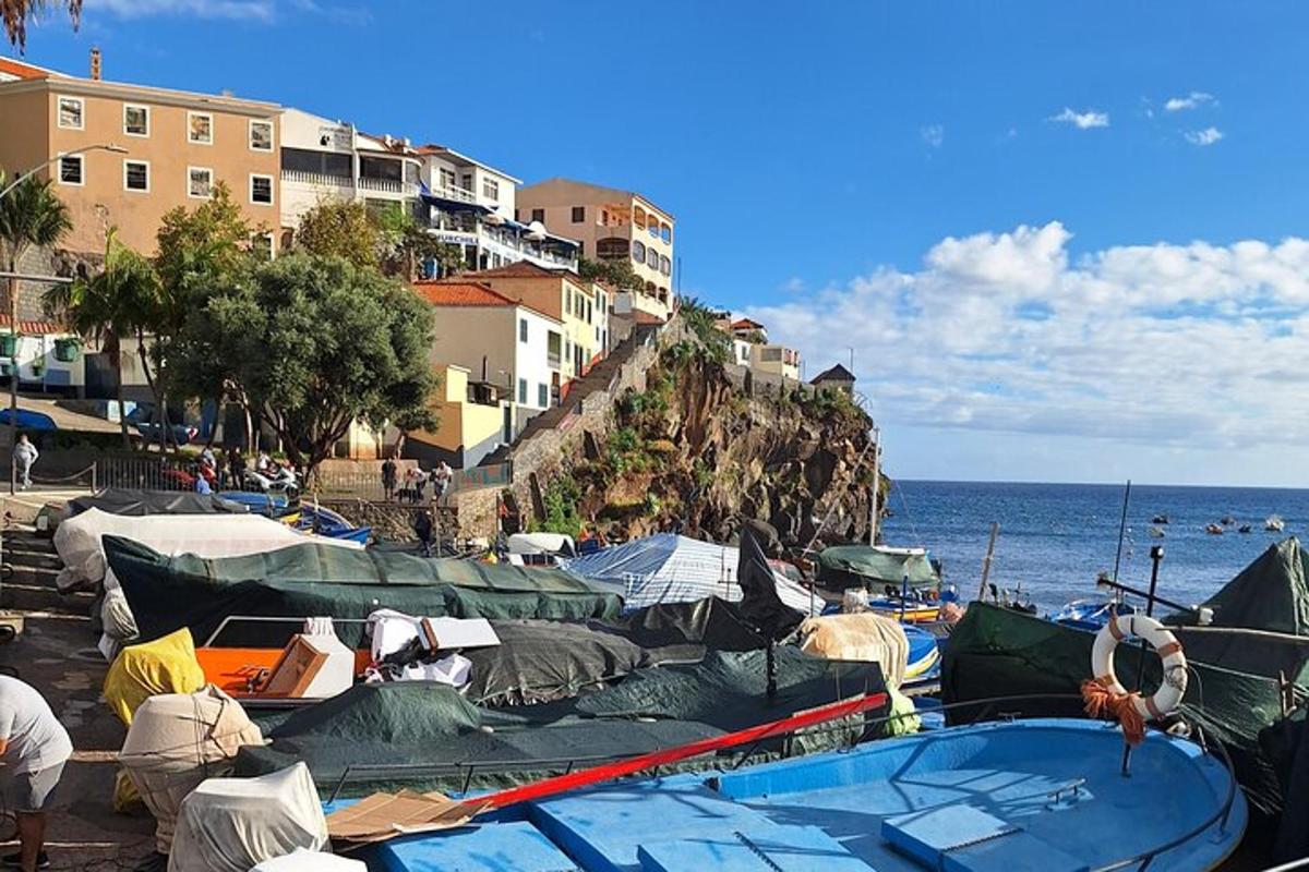 skupina šotorov na plaži blizu oceana
