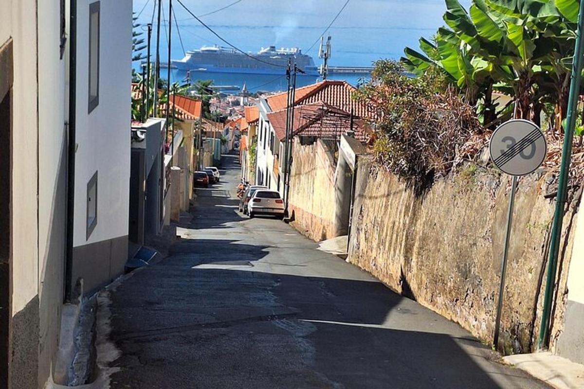 ulica z uličnim znakom in križarko