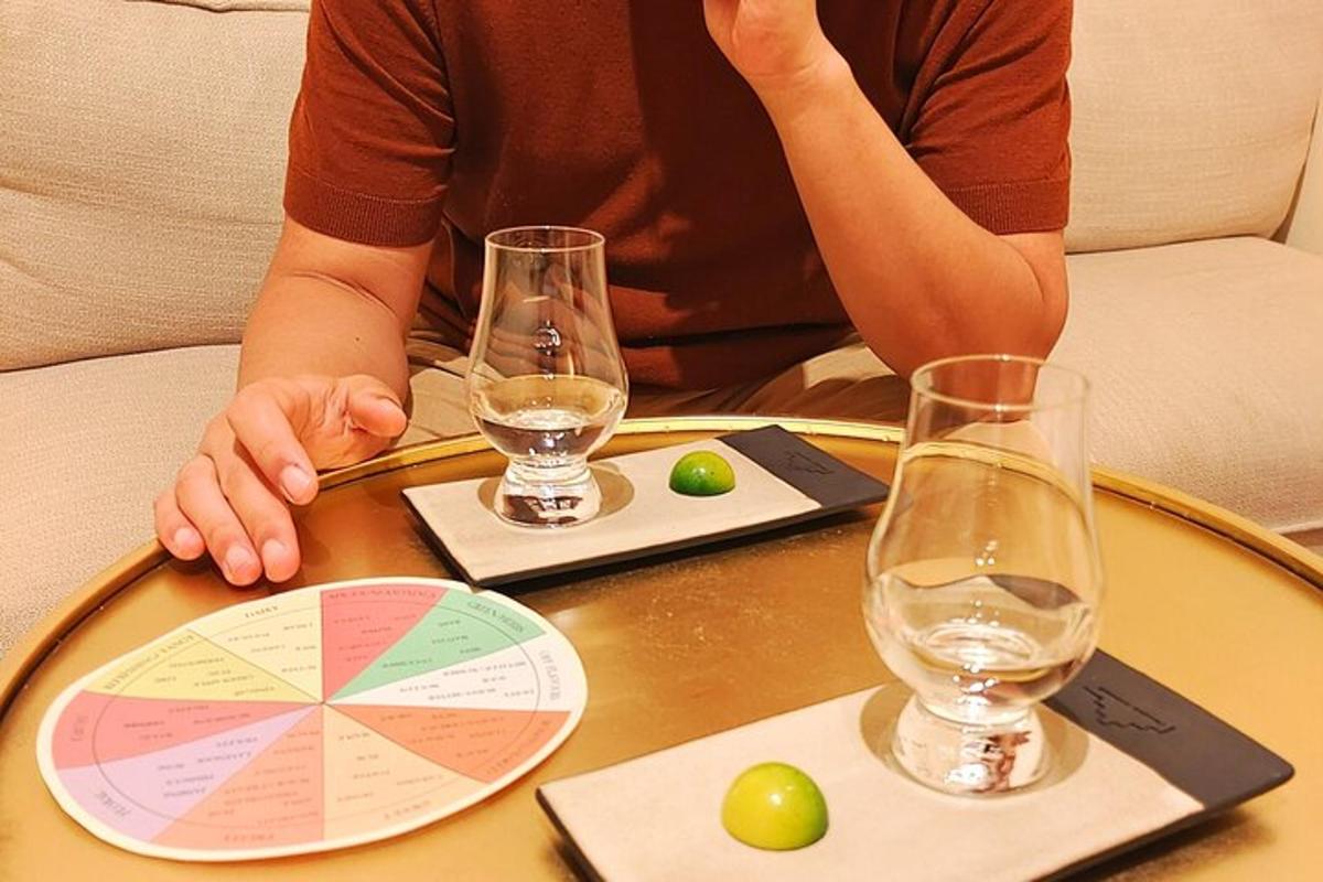una persona asseguda a una taula amb copes de vi