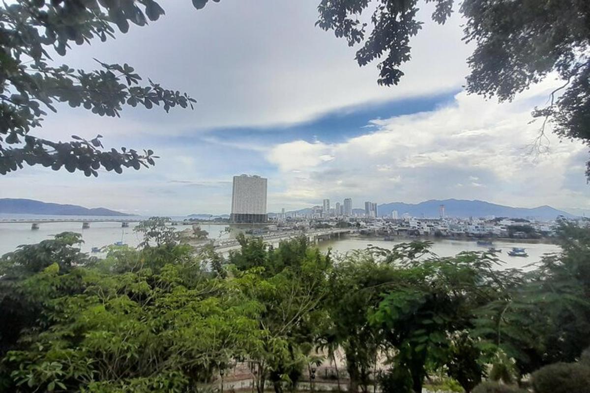 pemandangan sungai dan bandar