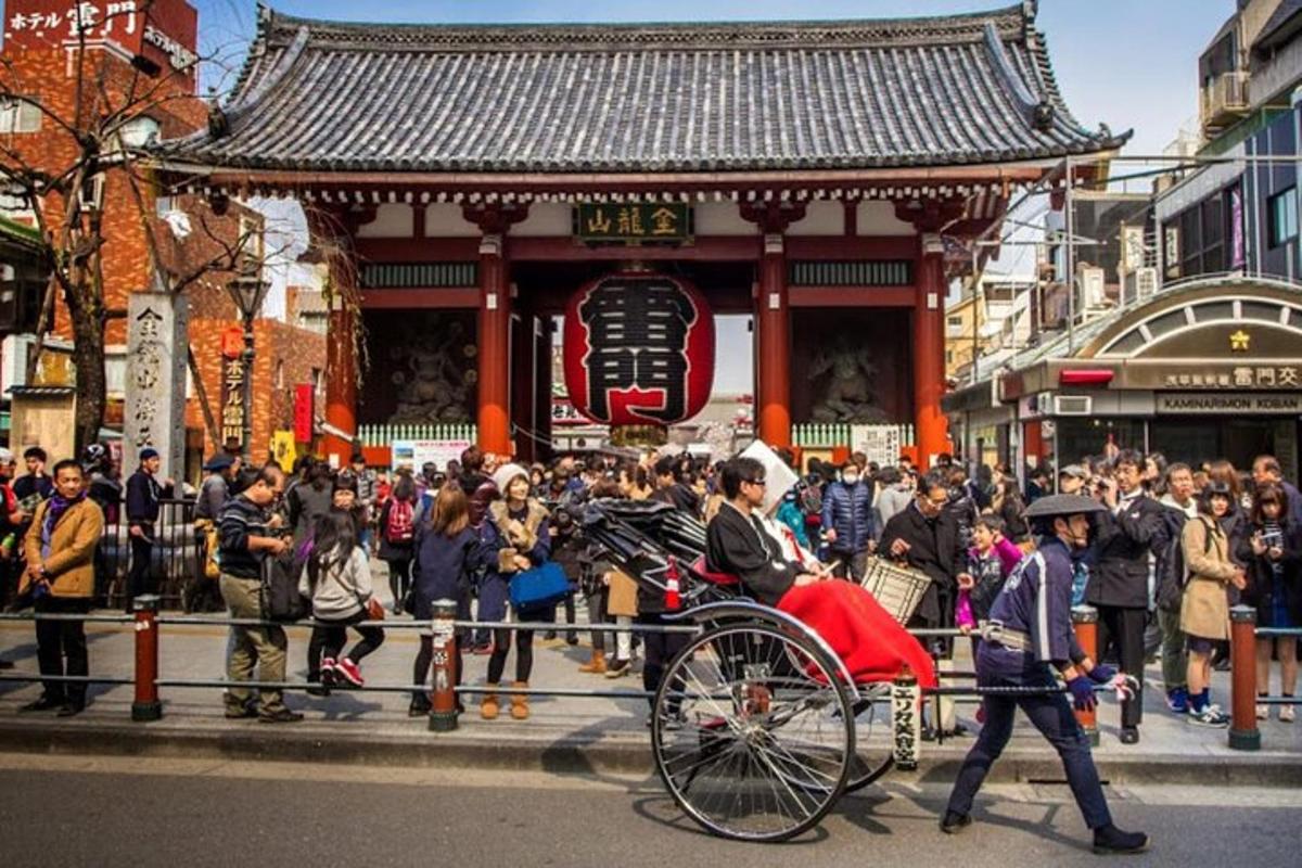một người phụ nữ trên xe ngựa trước đám đông