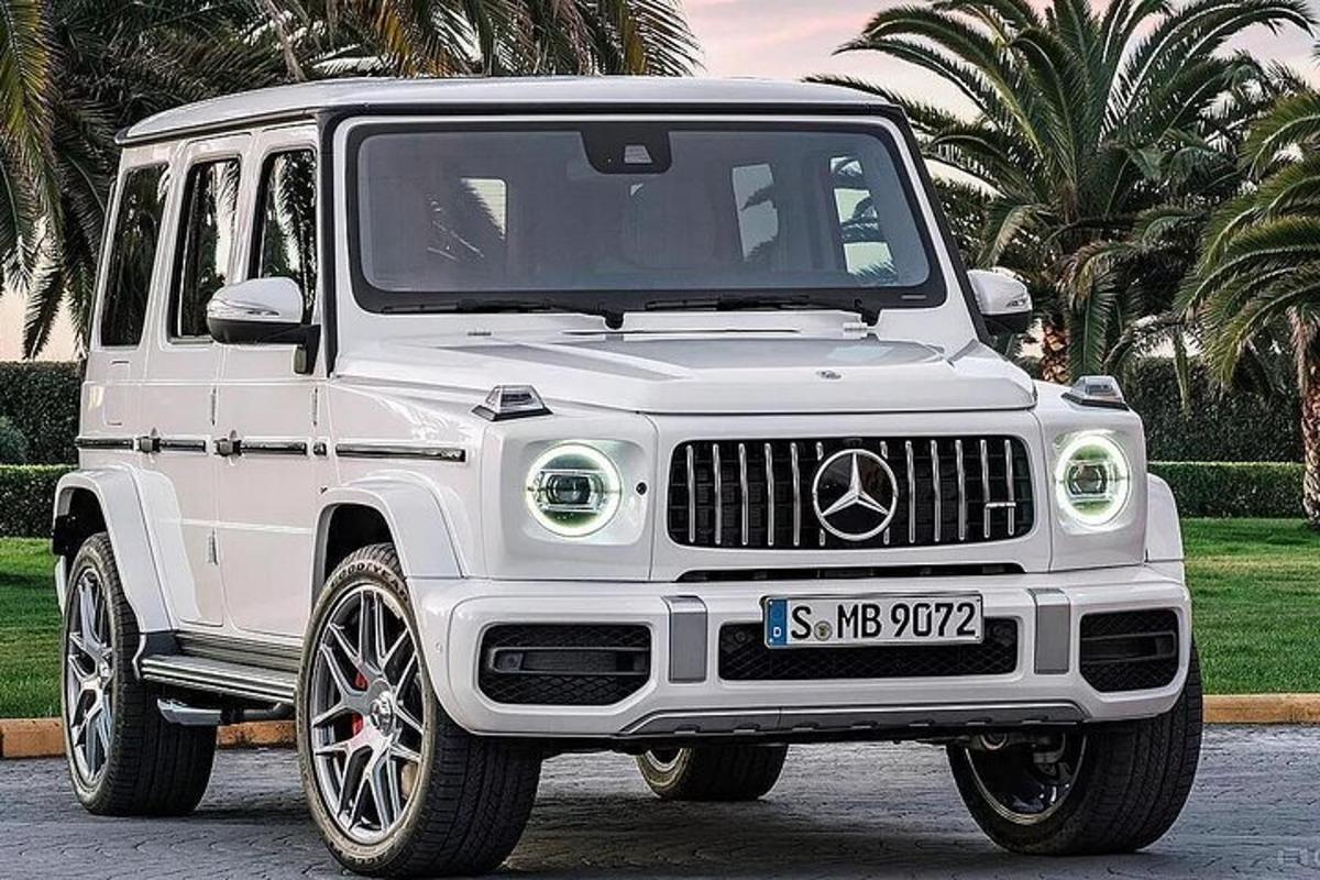 una jeep bianca parcheggiata in un parcheggio