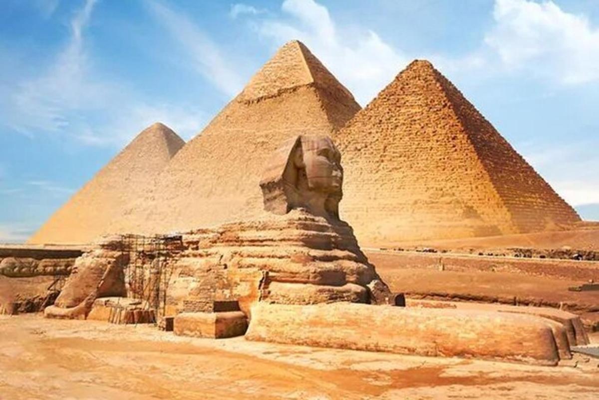 pohled na pyramidy v Gíze a Sfingu
