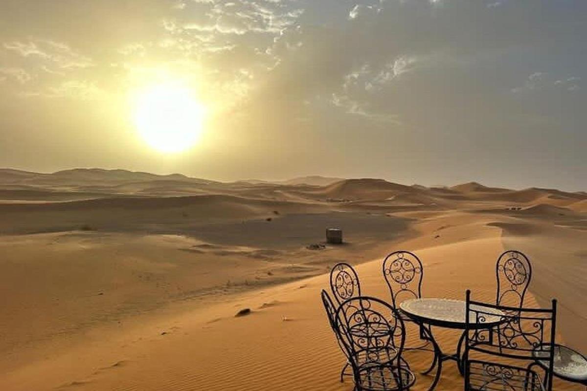 Una mesa y sillas en medio del desierto