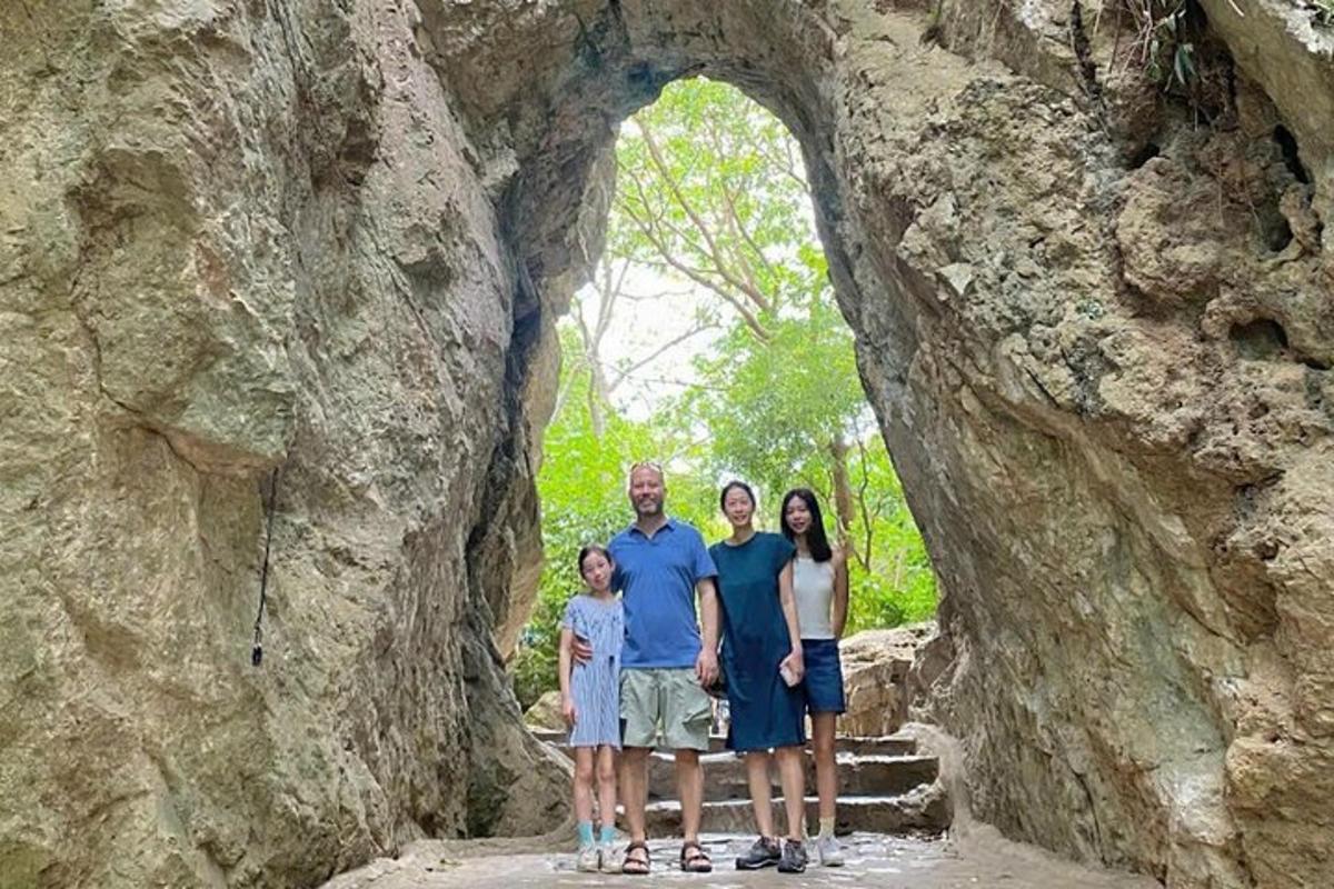 o familie pozează în fața unui arc de piatră