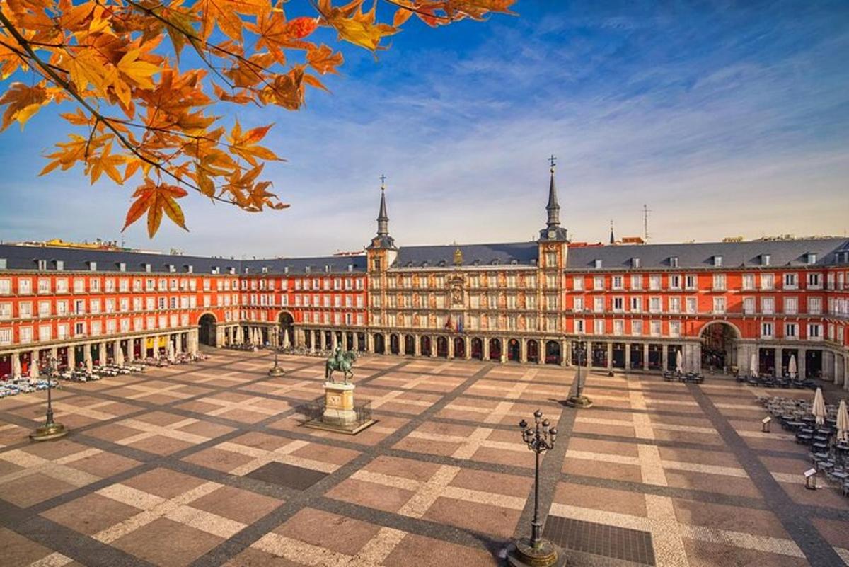 un grande edificio con un cortile antistante