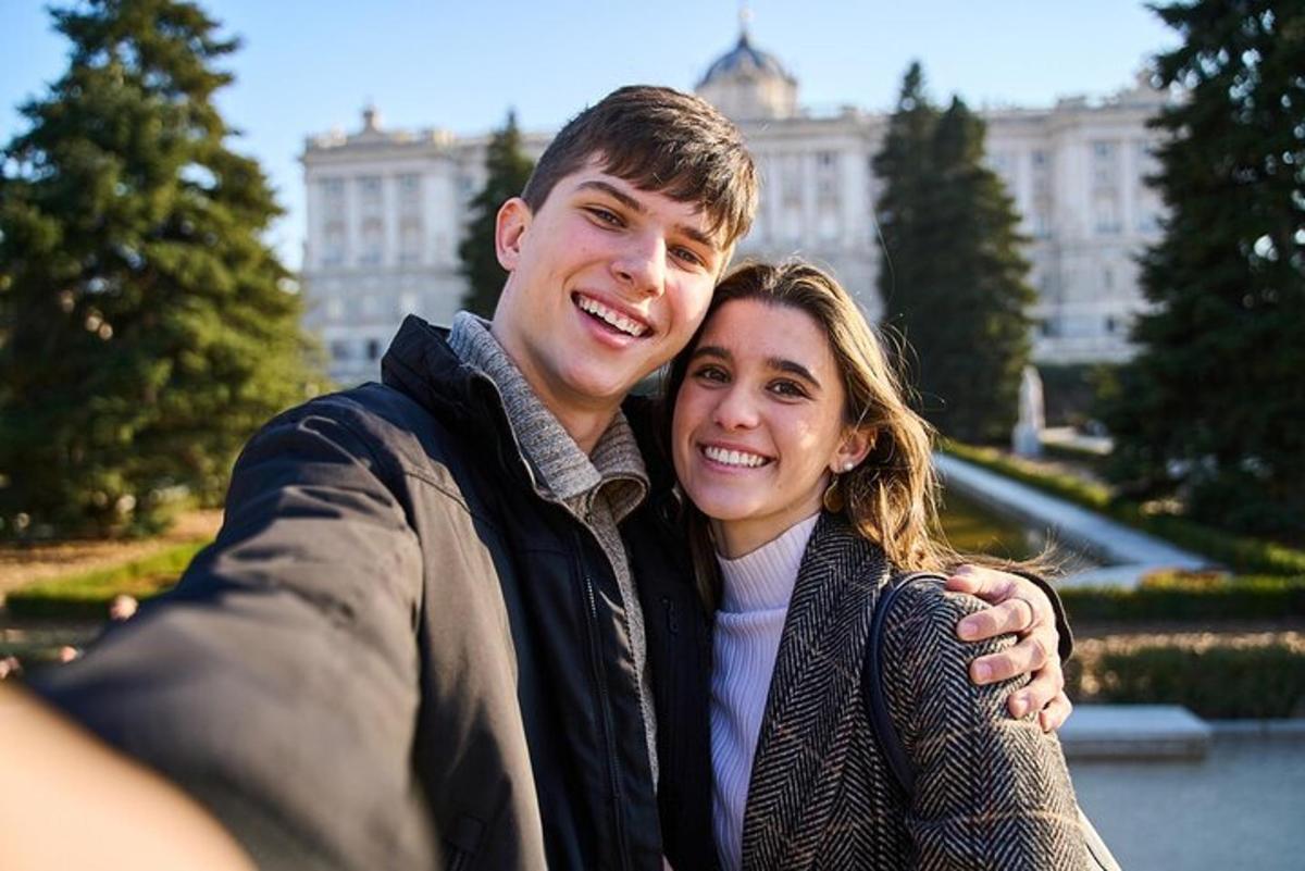 un uomo e una donna posano per una foto davanti a un edificio
