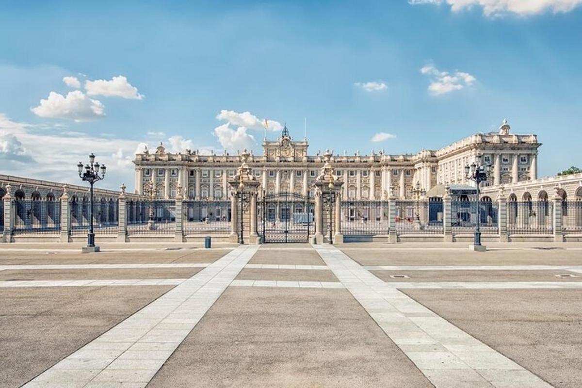 un grande edificio bianco con colonne in un cortile