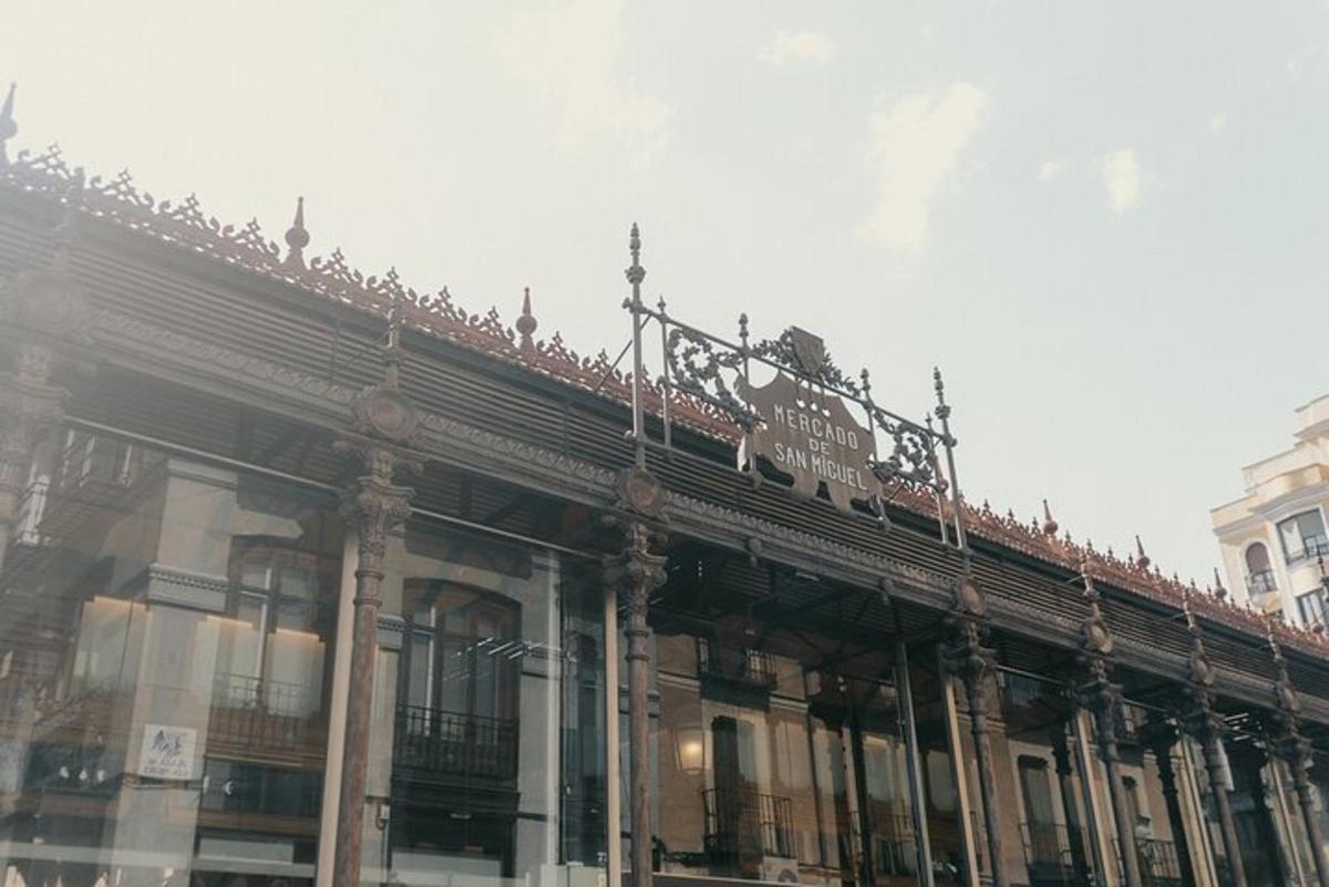 un edifici amb un rètol a la part superior