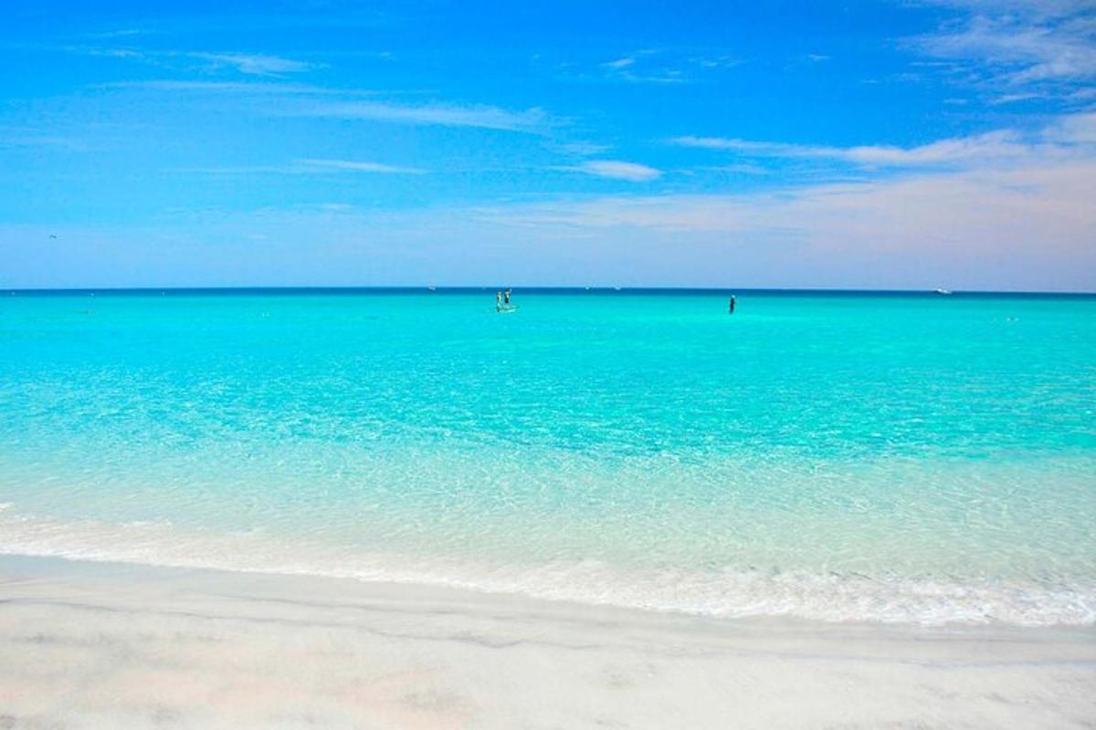 uma praia com água azul e céu azul