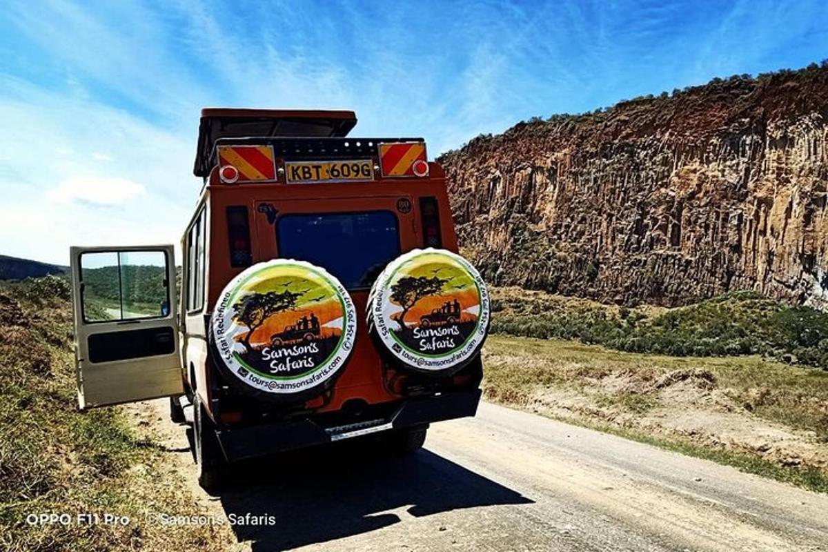 autobus jedoucí po silnici v poušti