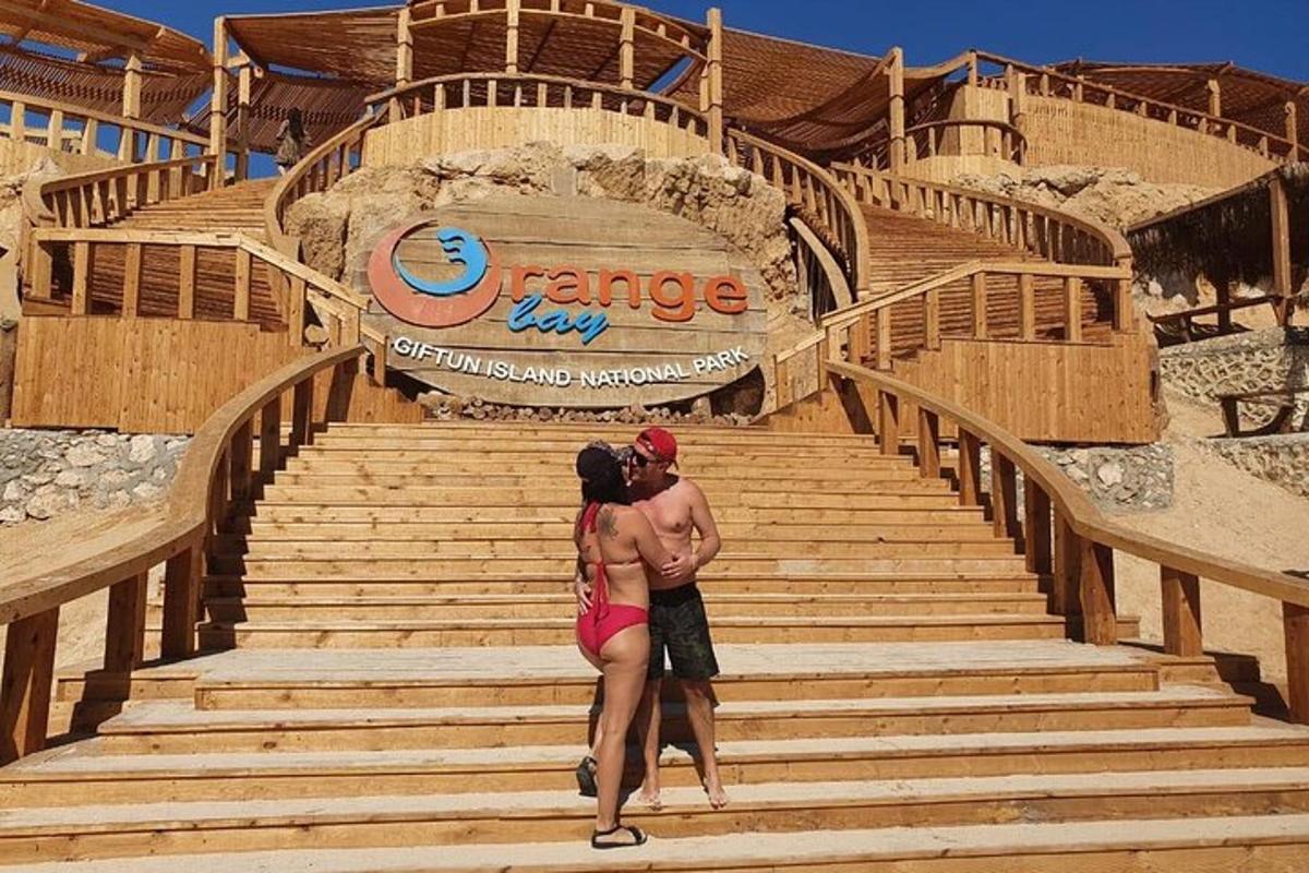 un uomo e una donna che salgono le scale