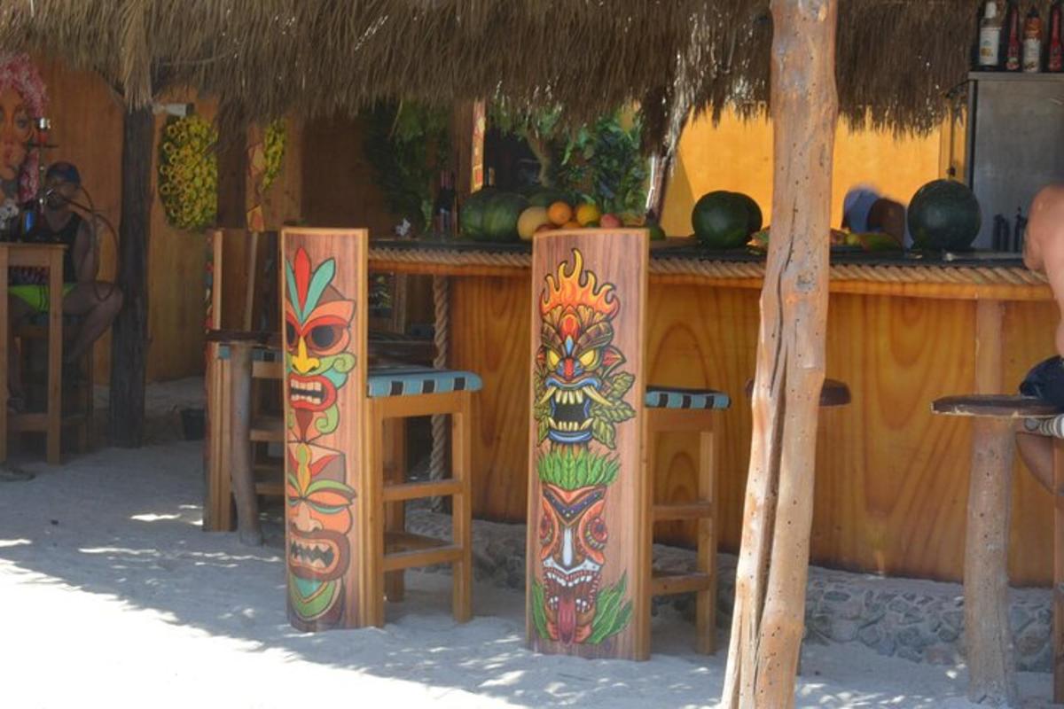un restaurante con un bar con mesa y sillas