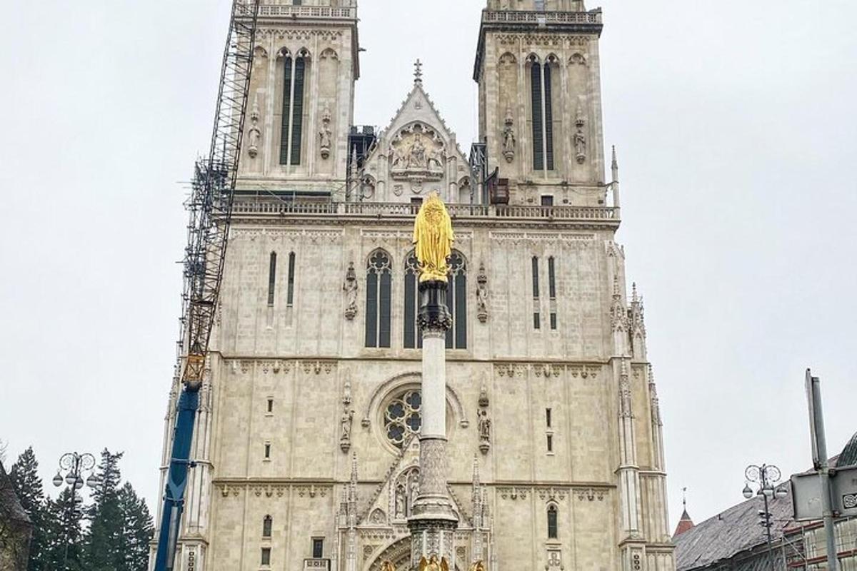 un gran edifici amb una torre del rellotge a sobre