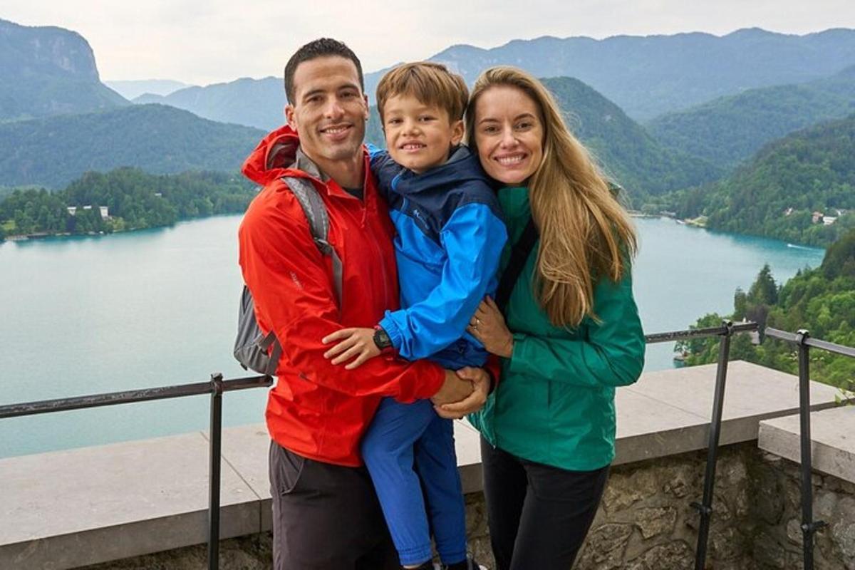 una família posant per a una foto a la muntanya