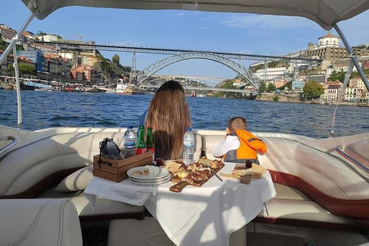 žena a dítě sedící u stolu na lodi