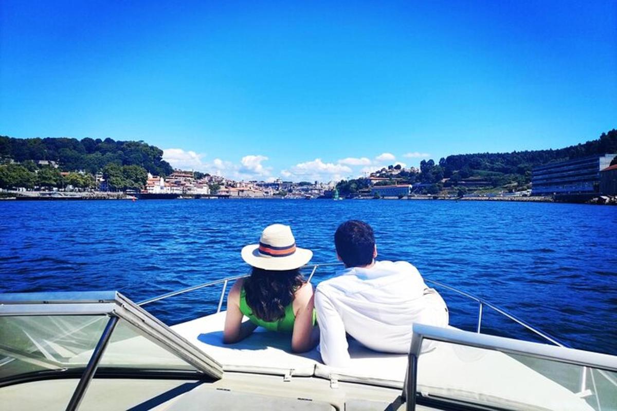 um homem e uma mulher sentados em um barco na água
