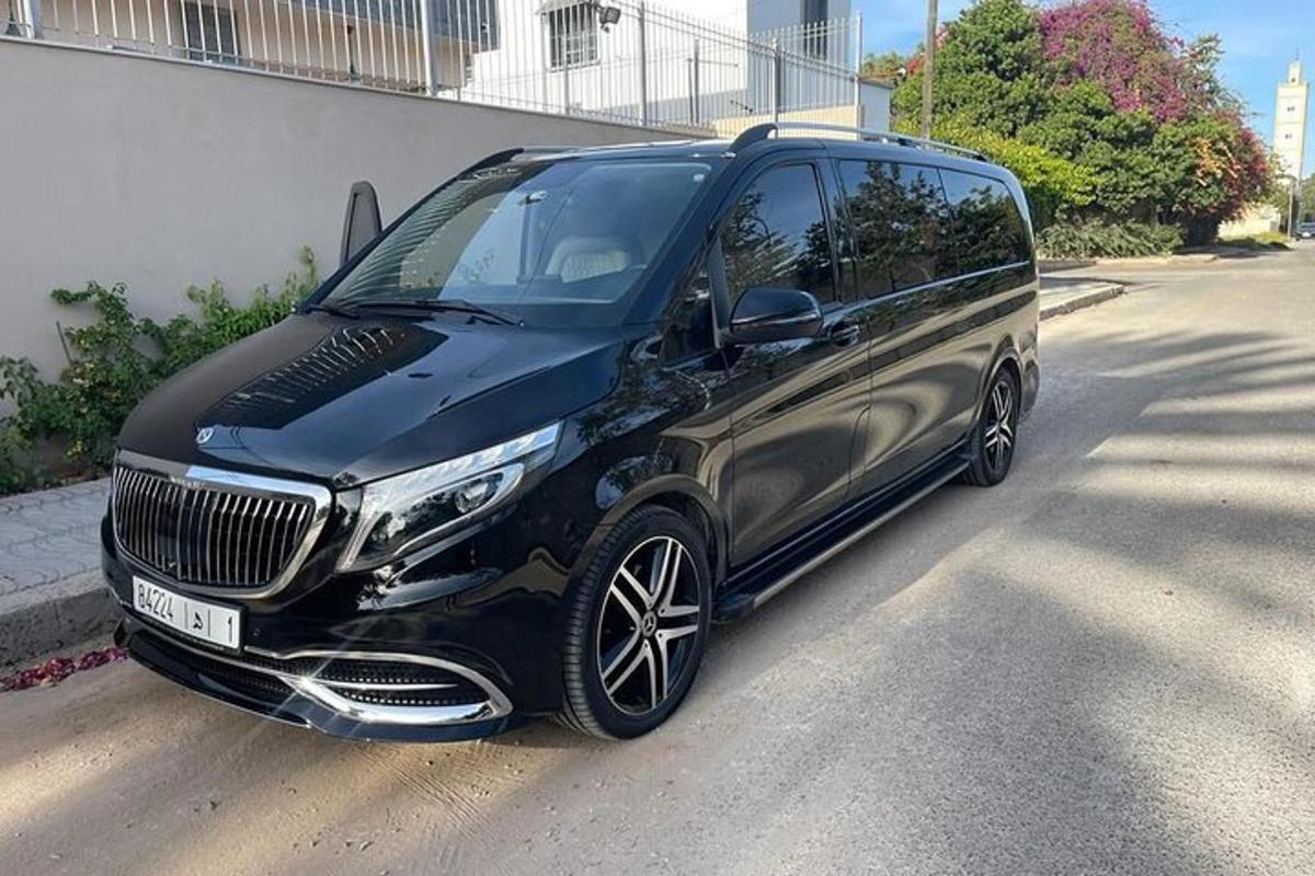 en sort SUV parkeret på siden af en gade