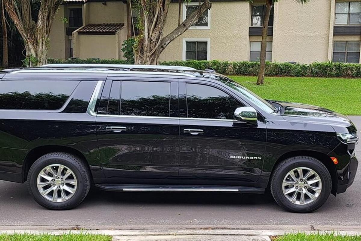 sebuah suv hitam diparkir di tempat parkir