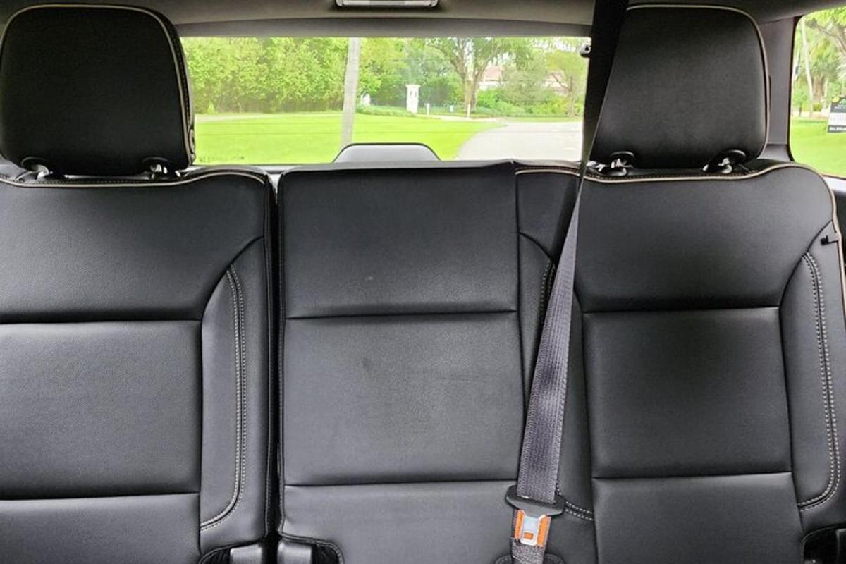 dos asientos en la parte trasera de un coche