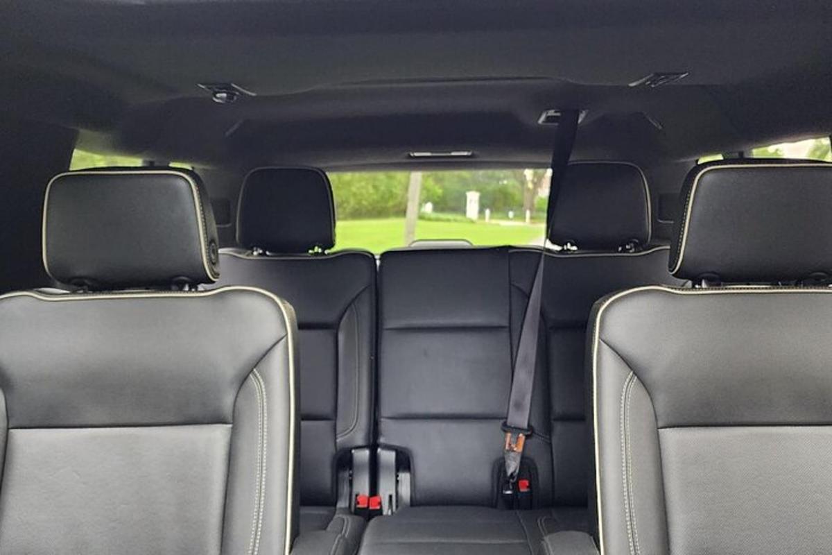 una vista de los asientos traseros de un coche