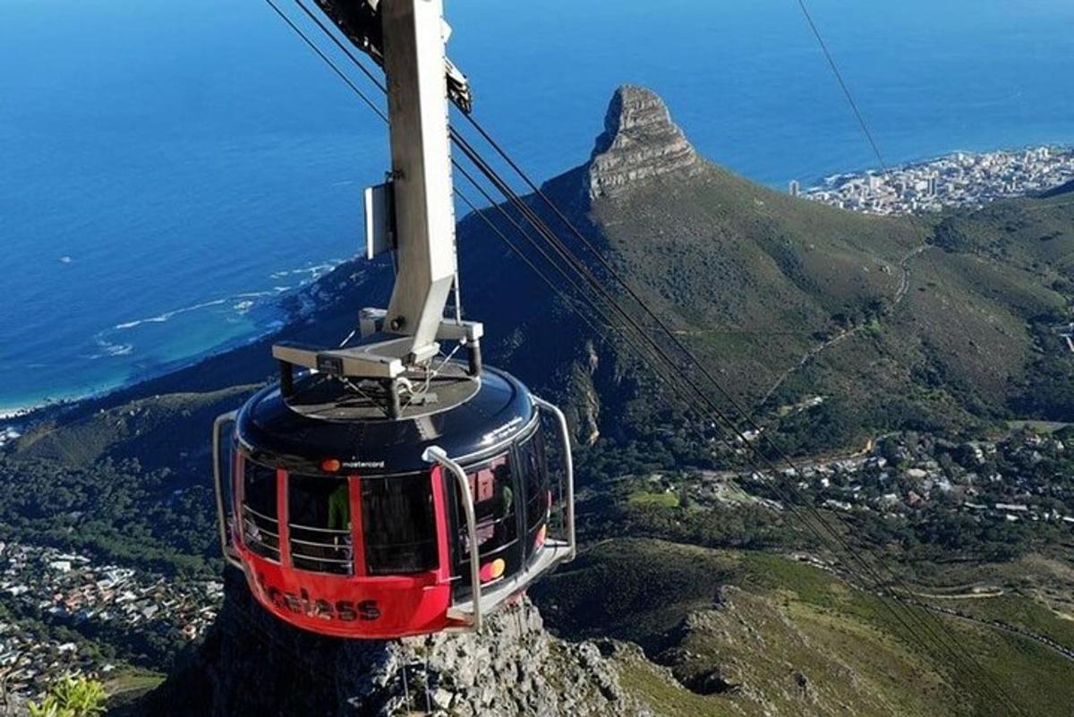 o telecabină care zboară peste munte cu Cape Town