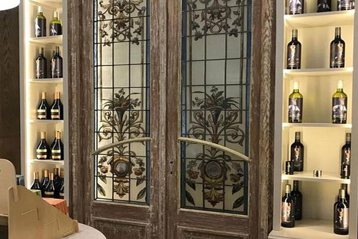 ένα ντουλάπι με ένα σωρό μπουκάλια κρασί