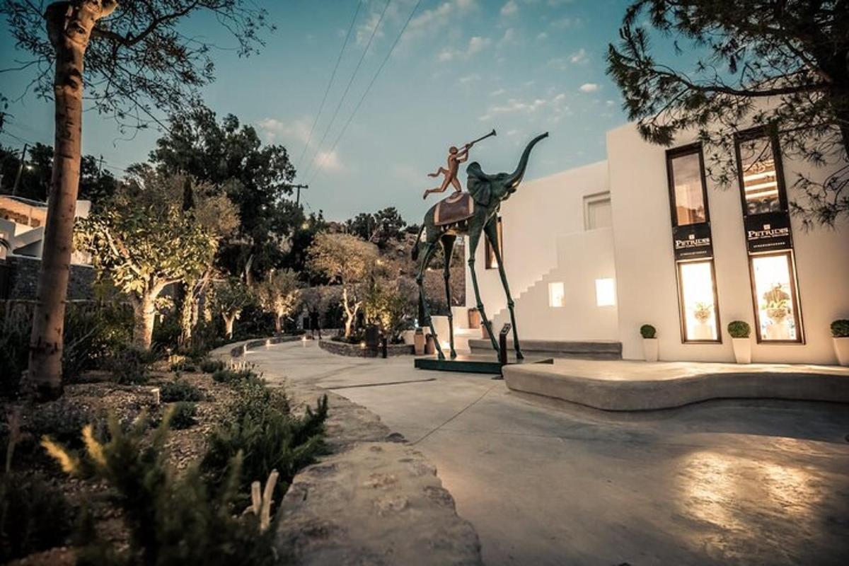 eine Statue einer Frau, die vor einem Gebäude steht
