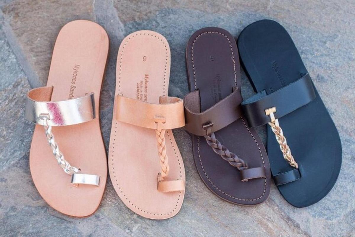 drie paar sandalen liggen op de grond