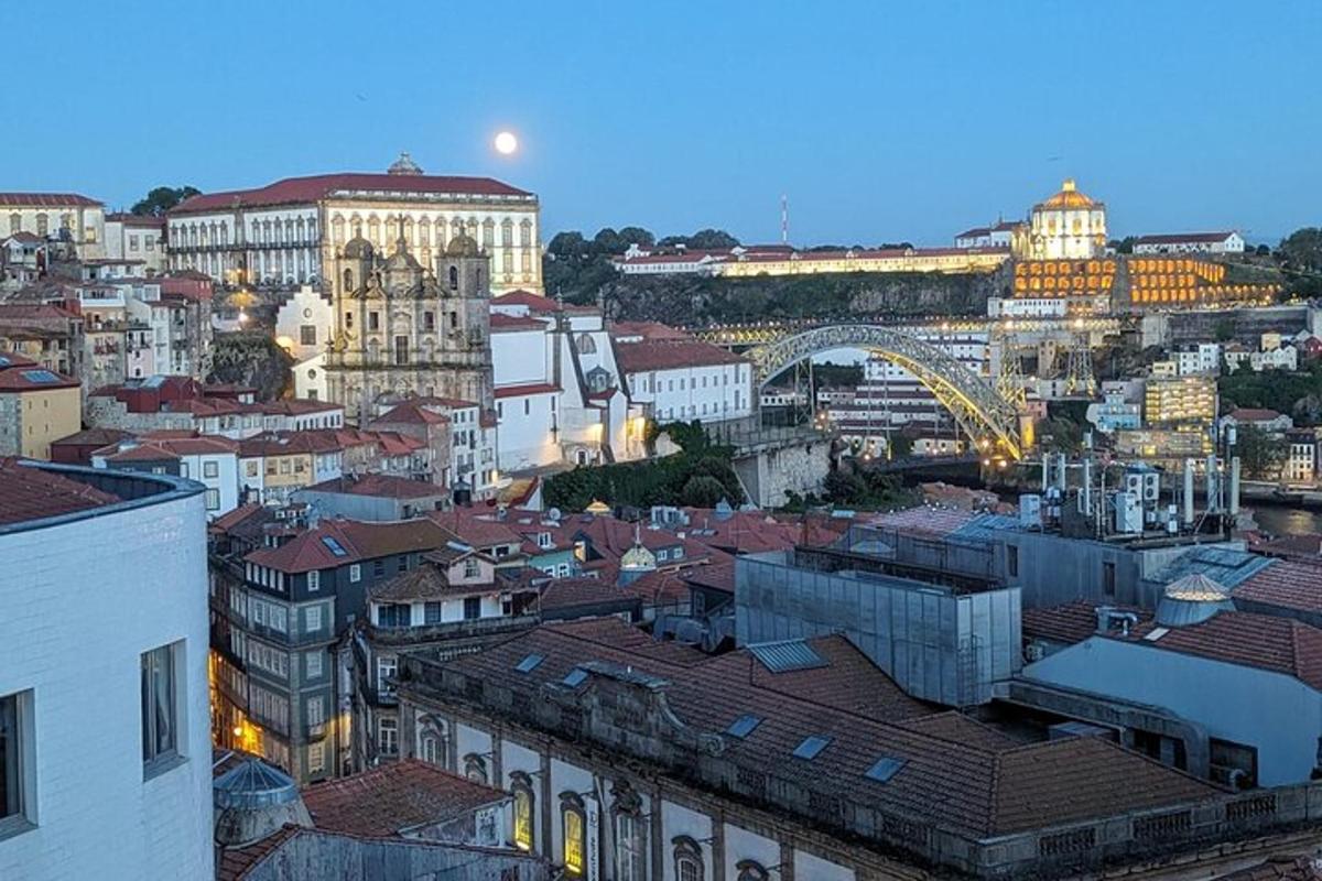 una vista de una ciudad de noche