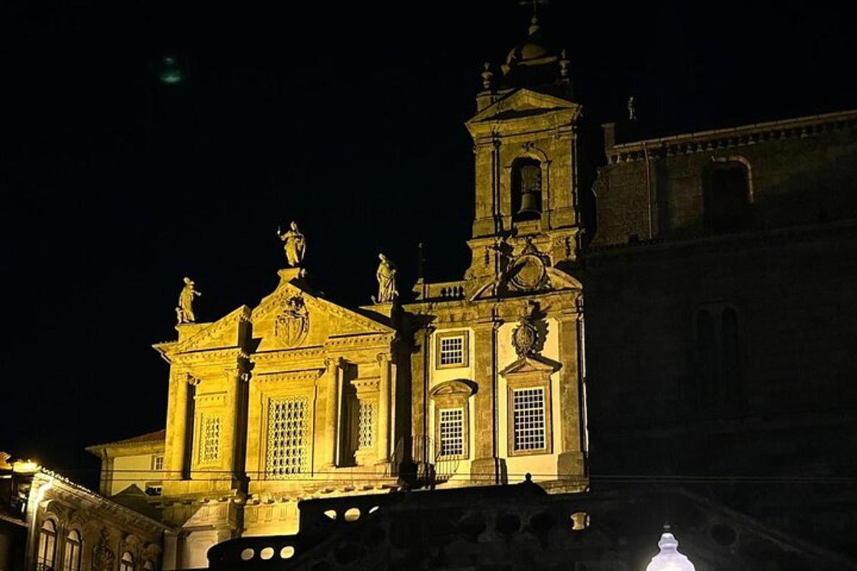 un grande edificio con una torre dell'orologio di notte