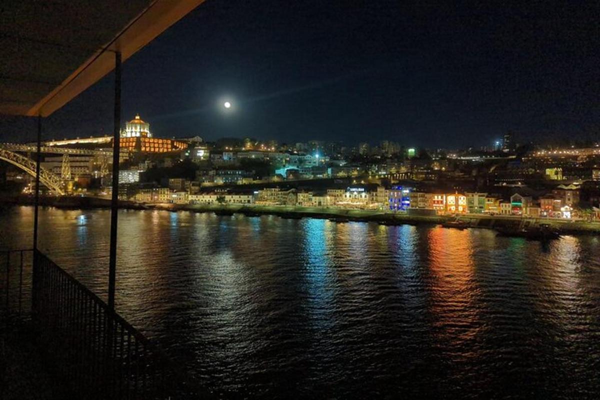 una vista di un fiume di notte con una città