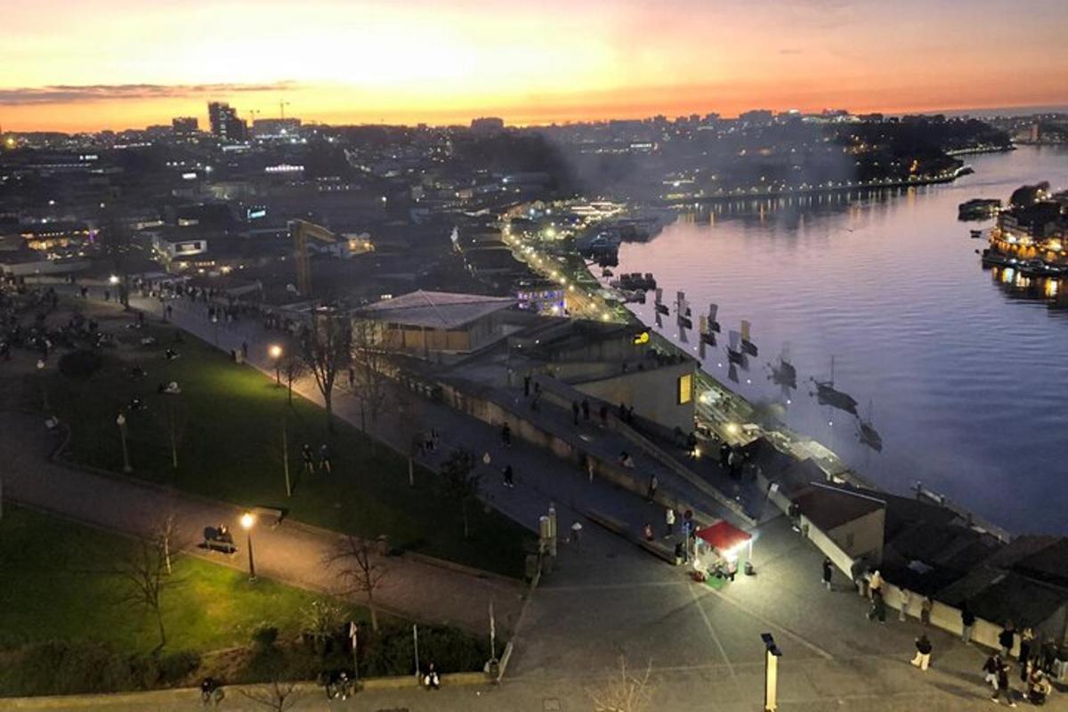 Una vista de una ciudad con un río por la noche.