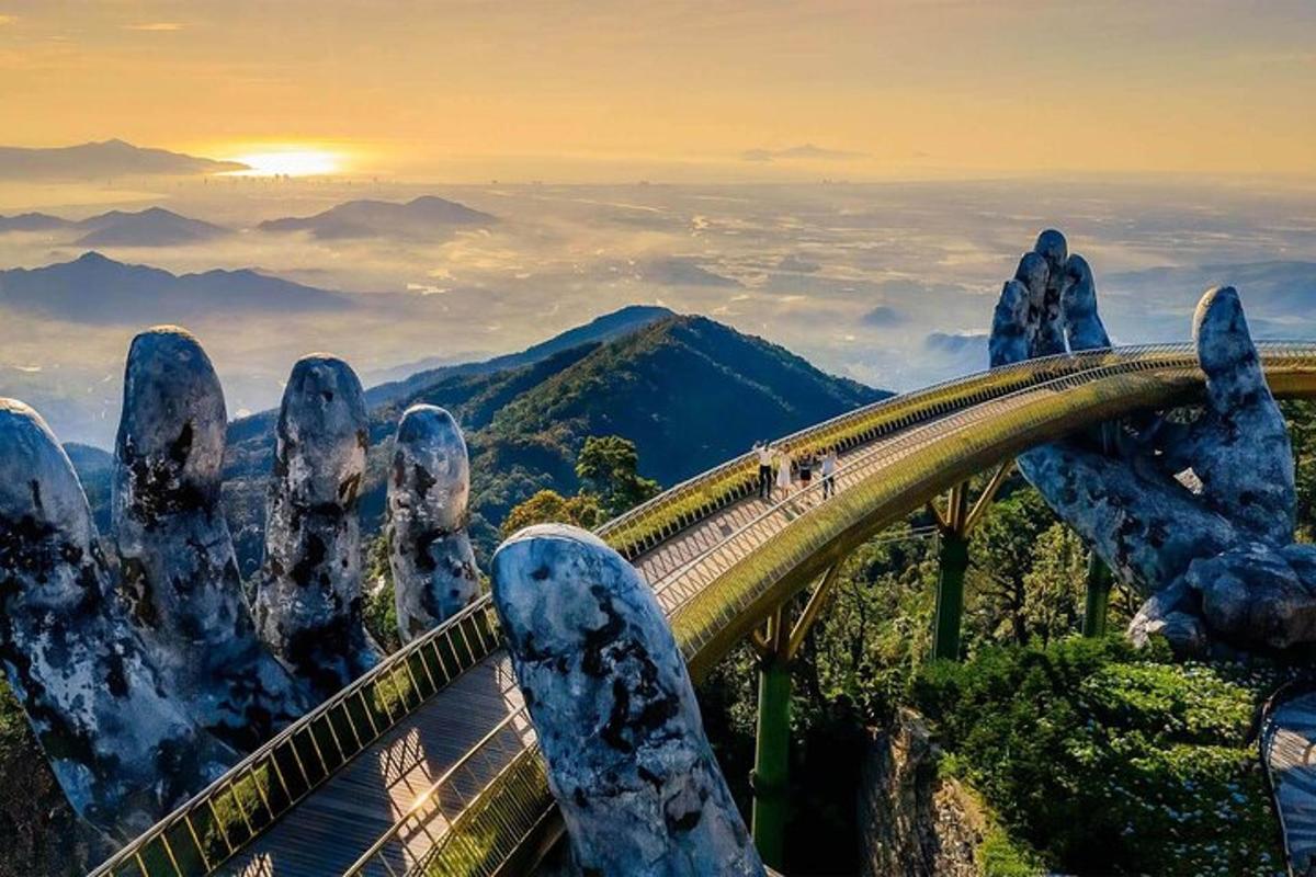 uma ponte nas montanhas com pessoas nela