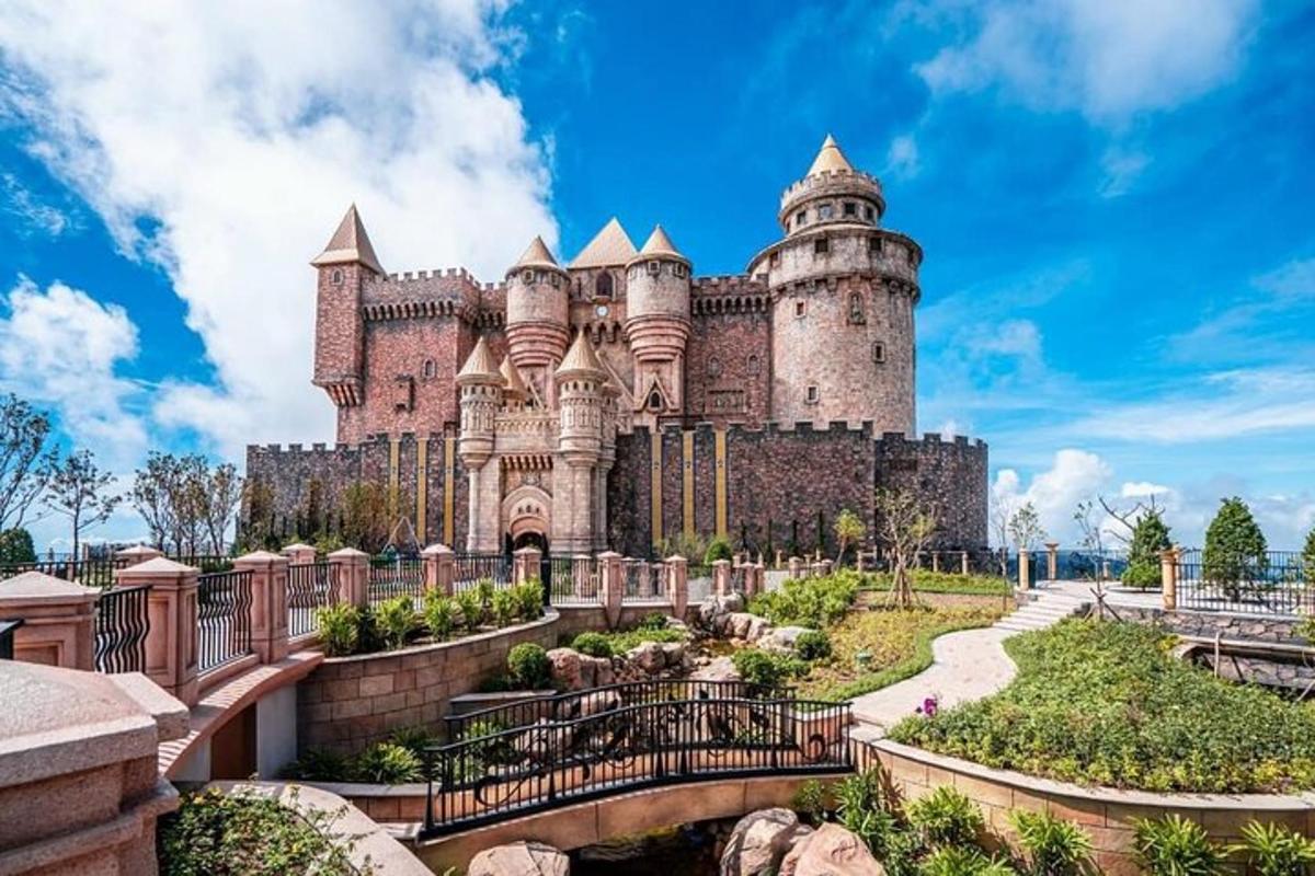 um castelo com uma ponte na frente