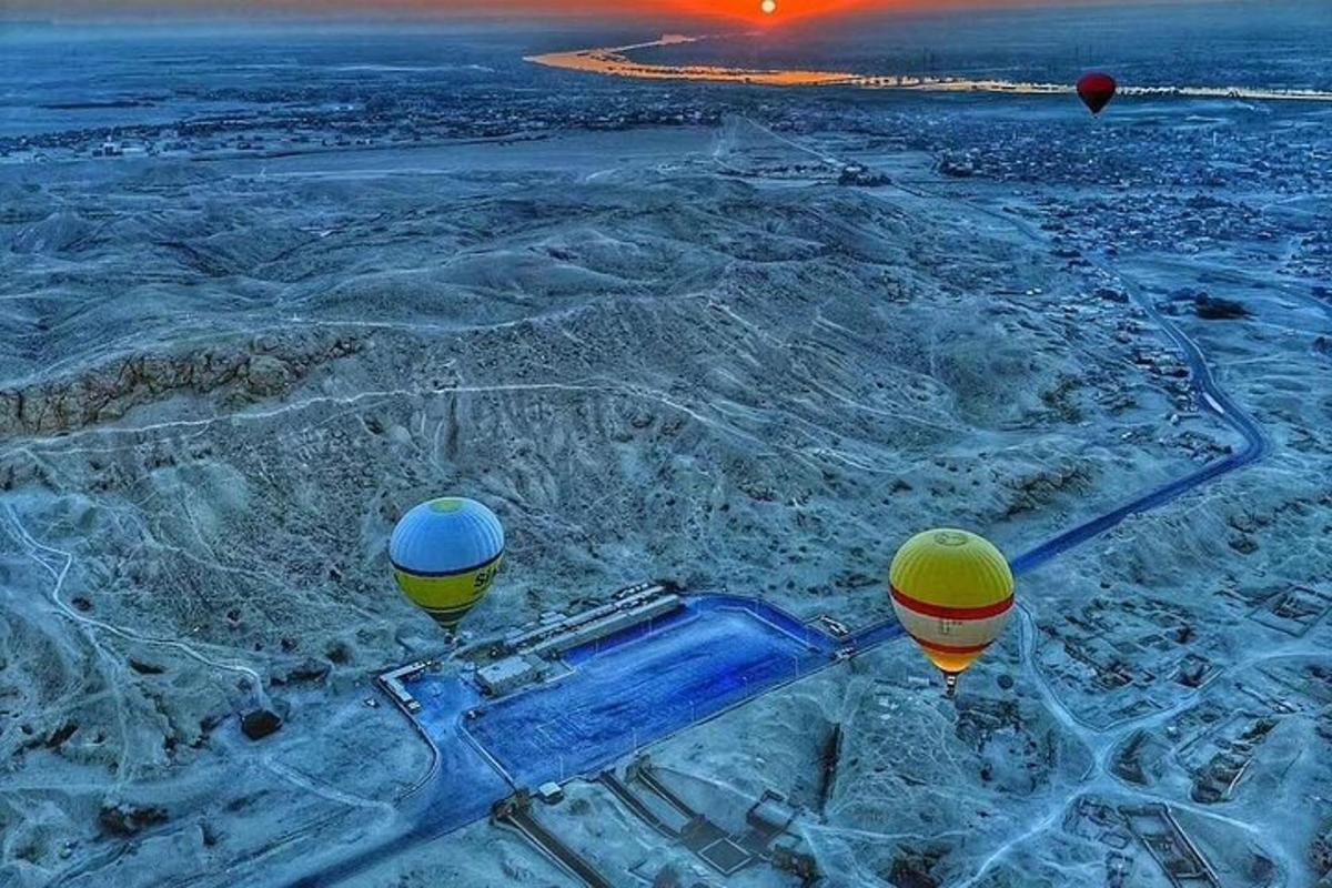 Dos globos aerostáticos vuelan sobre una ciudad