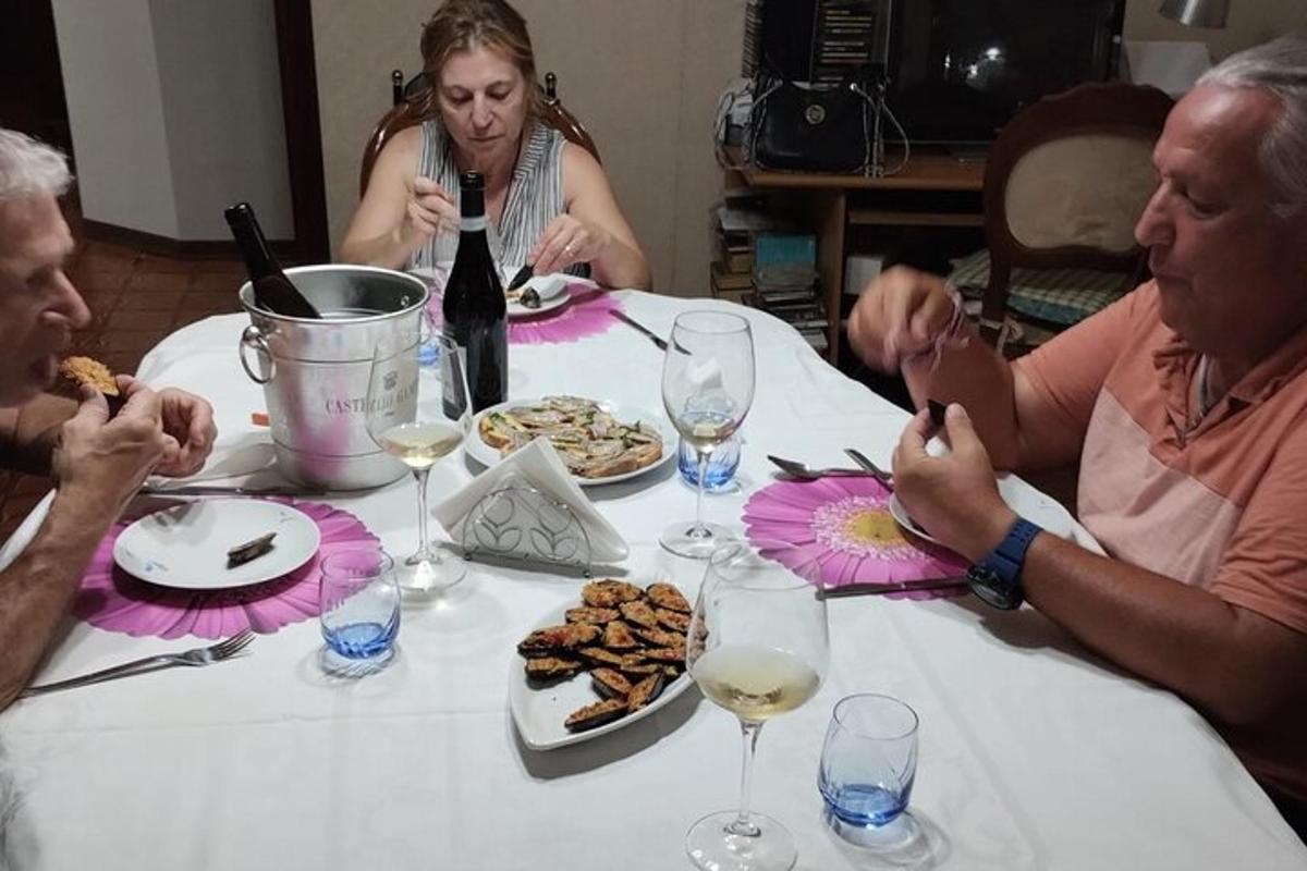 skupina lidí sedících u stolu s jídlem