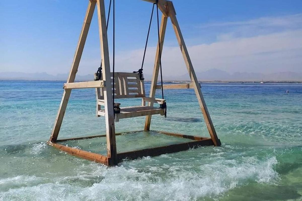 houpačka ve vodě v oceánu