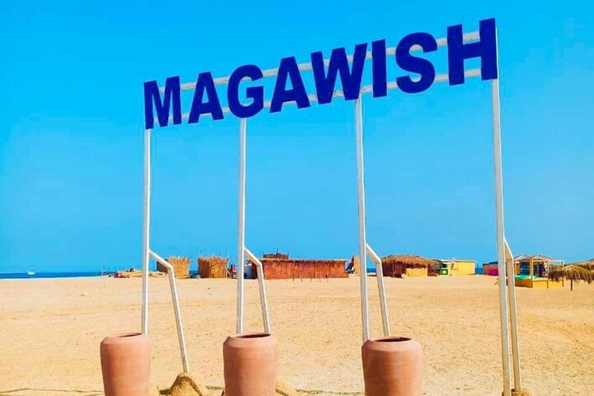 pláž s cedulí s nápisem macawiki