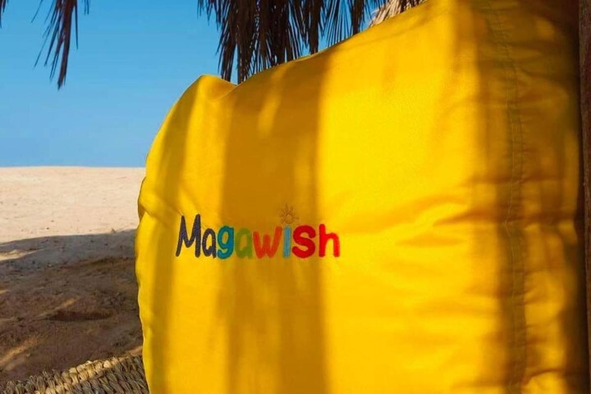 žlutý plážový ručník s nápisem Macwell
